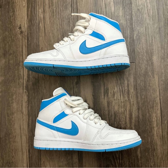 Womens Air Jordan 1 Mid “UNC” - Picture 4 of 8
